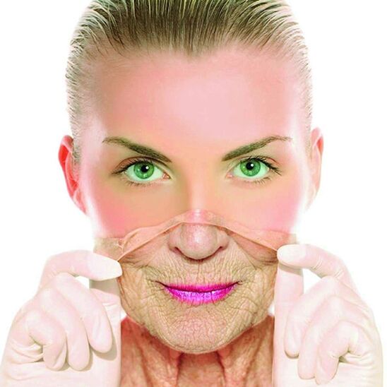 An adult woman gets rid of wrinkles on the face with home remedies